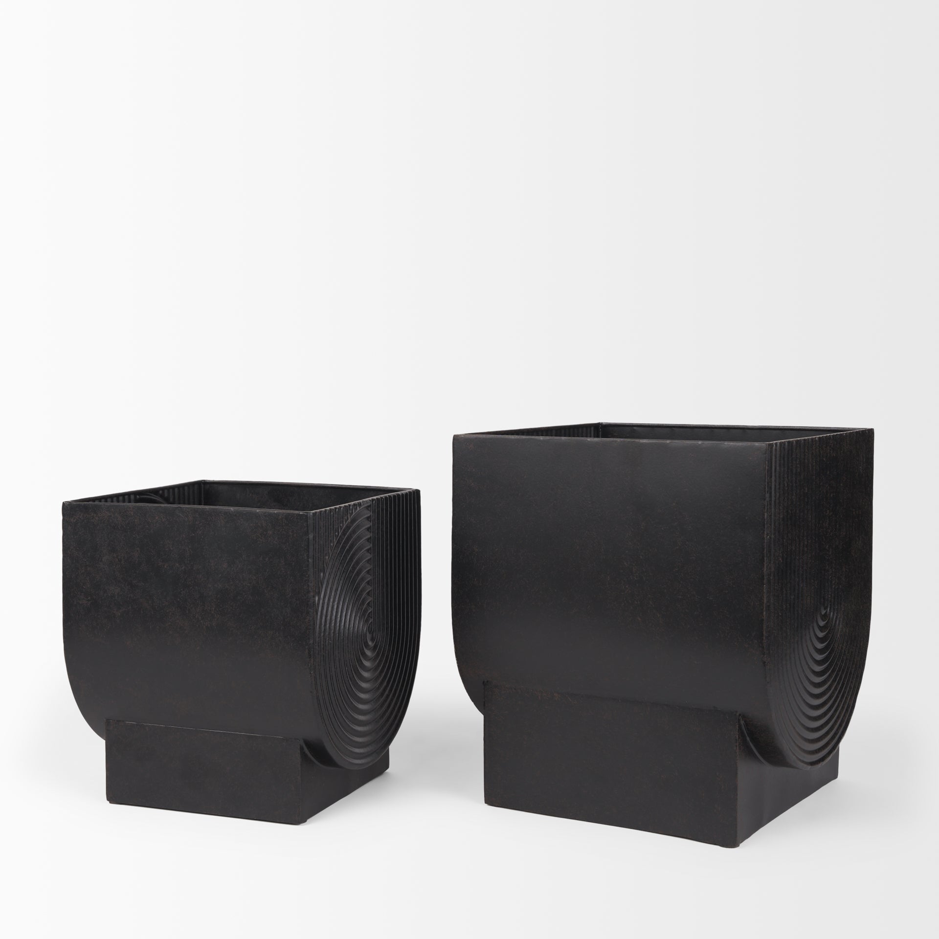 Medina Antiqued Black Metal Planters